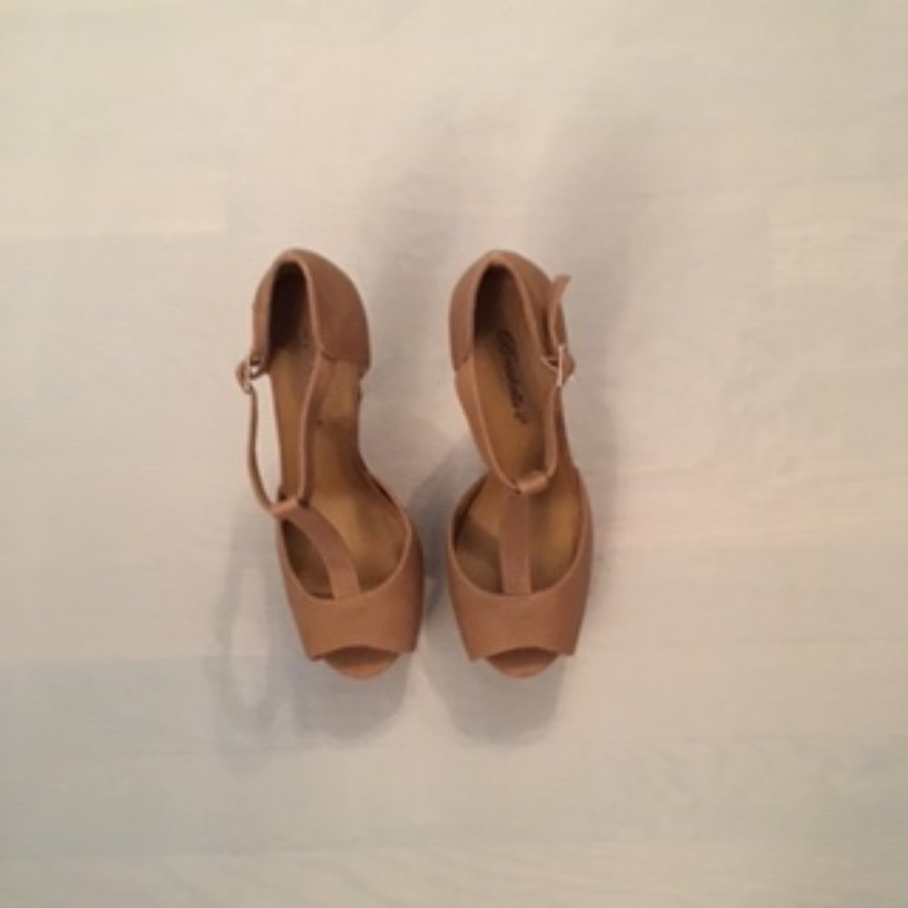NWT - Beige T Strap Sandal  size 8.5